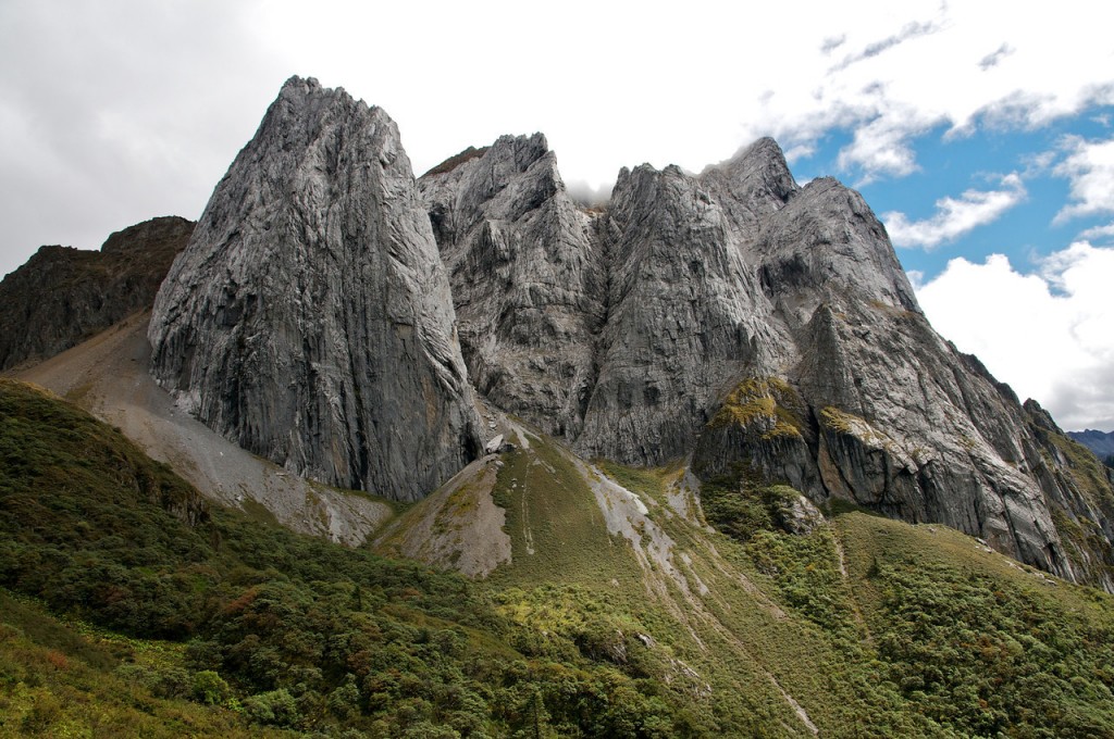 WildChina guide leading students on a cultural and physical mountain expedition near Beijing, China
