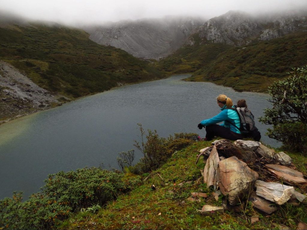 Students observing natural landscapes in Yunnan during an educational travel program.